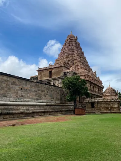 The tall stone tower of the Gangaikonda Cholapuram temple under a blue sky