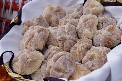 A basket of sugar-topped pan de muerto