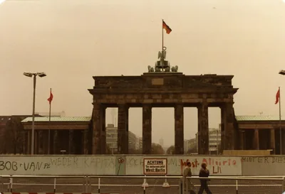 Old colour photo of the Brandenburg Gate behind the Berlin Wall
