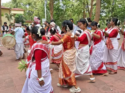 Dancers with flowers step forward in a circle