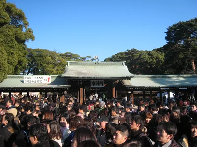 A dense crowd of visitors in front of a shrine hall