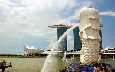 The Merlion statue spouting water with Marina Bay Sands behind it