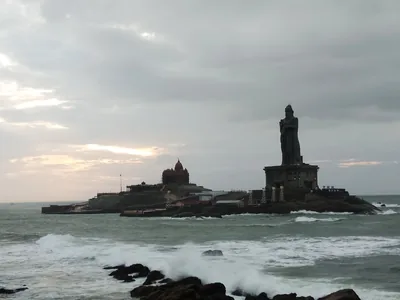 The tall Thiruvalluvar statue and the Vivekananda Rock on the sea at Kanyakumari